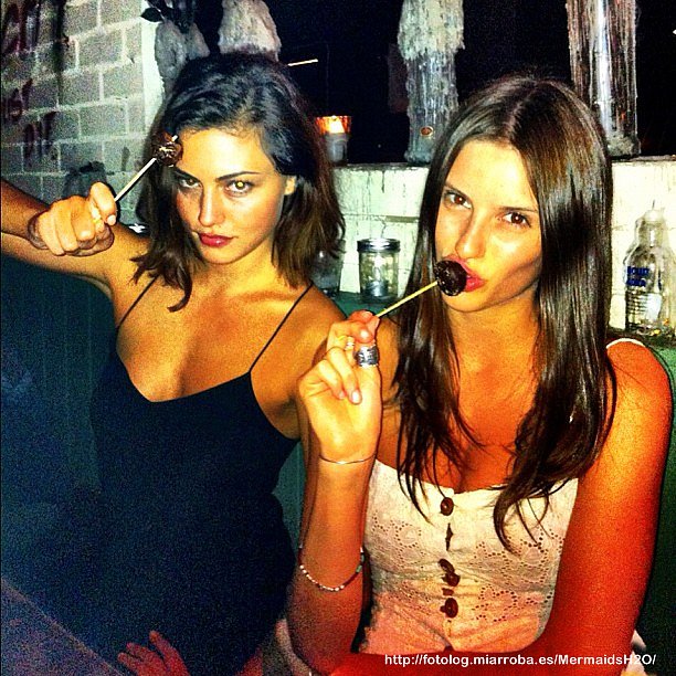 Phoebe Tonkin con una amiga
