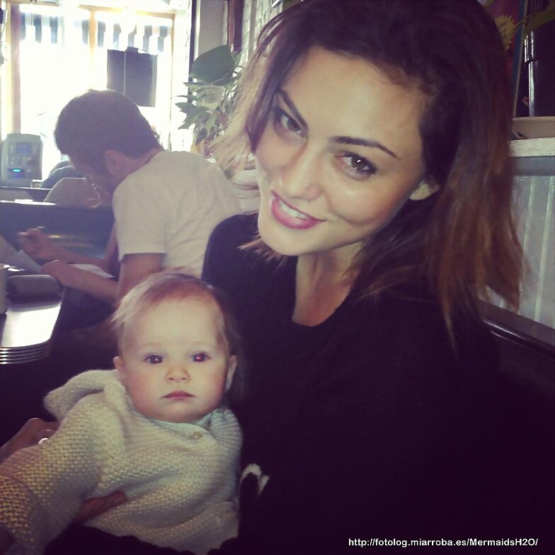 Phoebe Tonkin con el bebé de una amiga