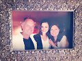 Phoebe Tonkin con sus padres