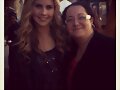 Claire Holt con fans en el set de The Originals