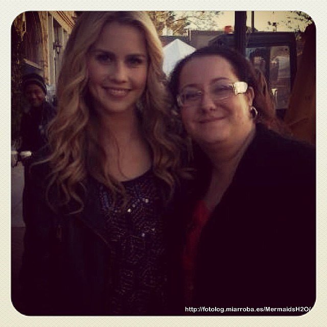 Claire Holt con fans en el set de The Originals