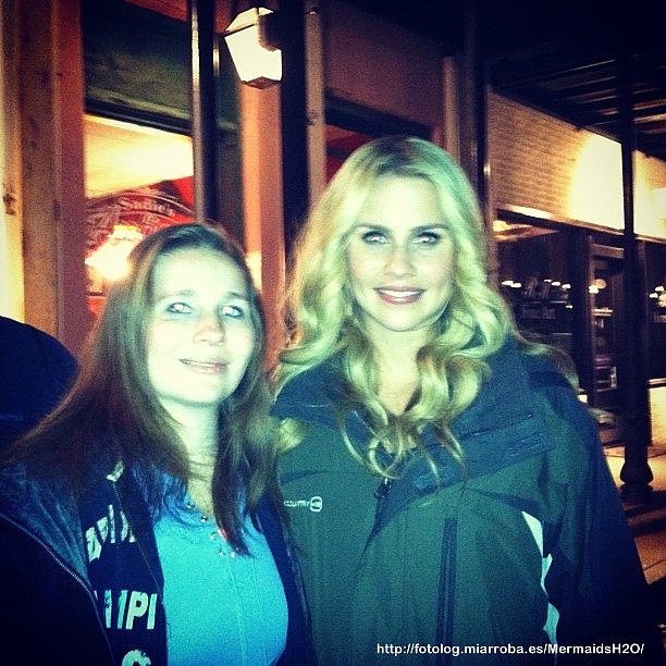 Claire Holt con fans en el set de The Originals