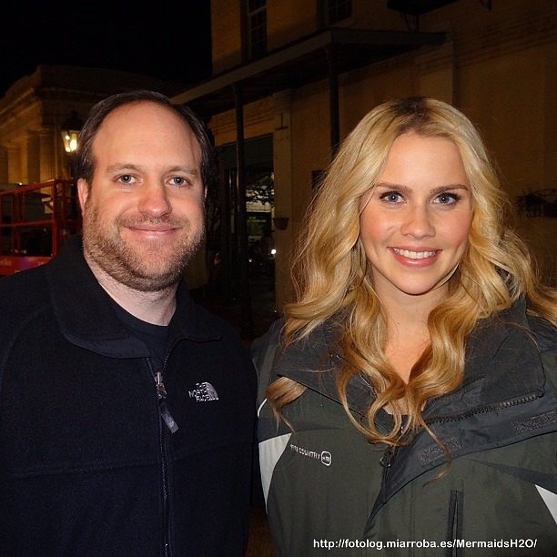 Claire Holt con fans en el set de The Originals