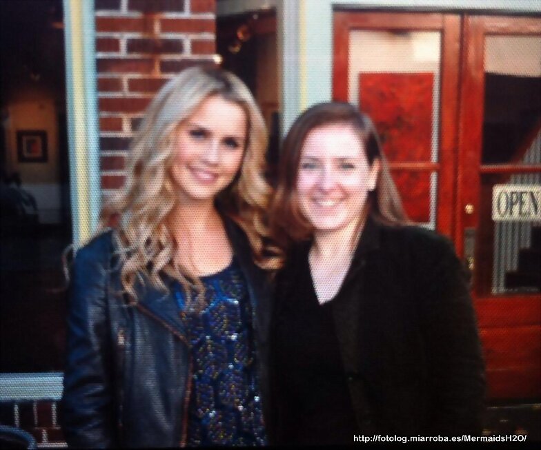Claire Holt con fans en el set de The Originals