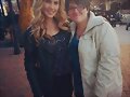 Claire Holt con fans en el set de The Originals