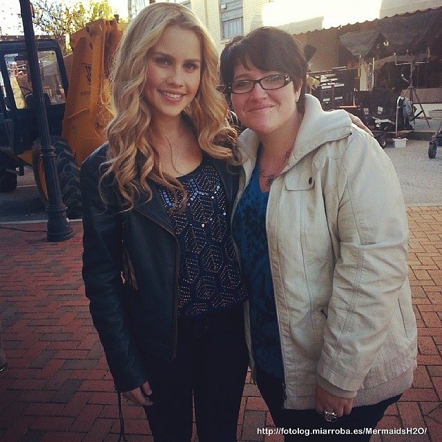 Claire Holt con fans en el set de The Originals