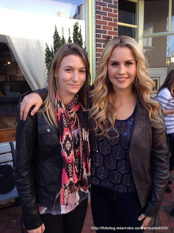Claire Holt con fans en el set de The Originals