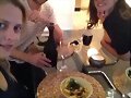 Phoebe Tonkin con su amiga Teresa Palmer y novio