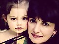 Phoebe Tonkin de peque&ntilde;a con su madre Jane Tonkin