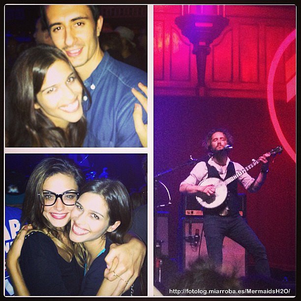 Phoebe Tonkin con una amiga en un concierto