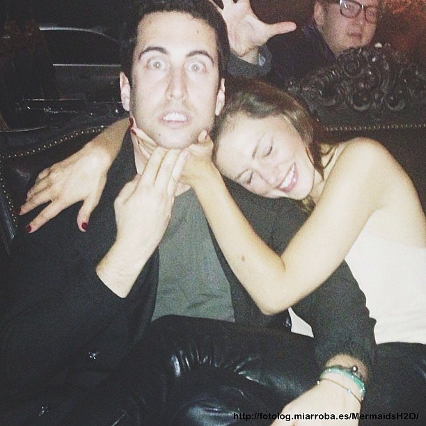 Phoebe Tonkin con su amigo Izak Rappaport