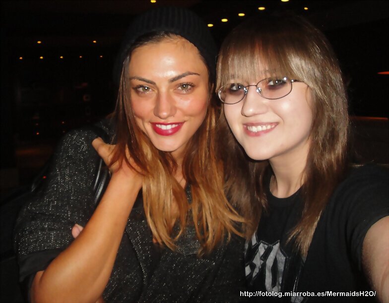 Phoebe Tonkin con una fan