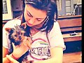 Phoebe Tonkin con su perrita Lola