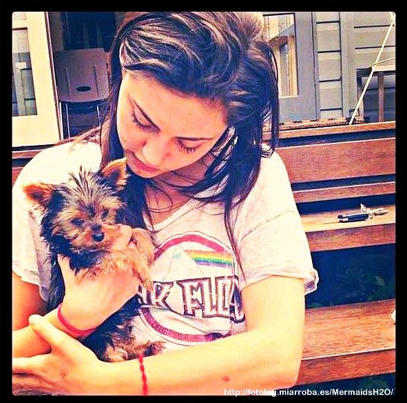 Phoebe Tonkin con su perrita Lola