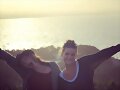 Phoebe Tonkin con una amiga