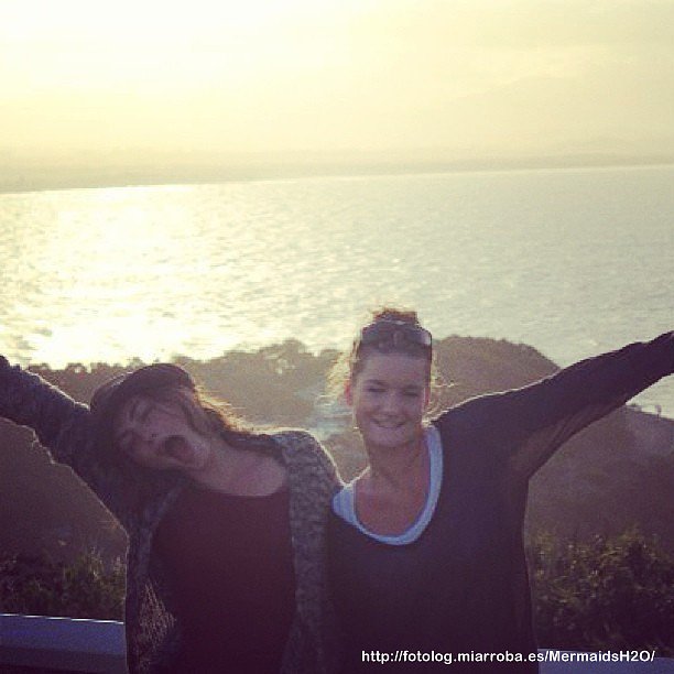 Phoebe Tonkin con una amiga
