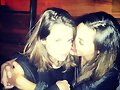 Phoebe Tonkin con una amiga