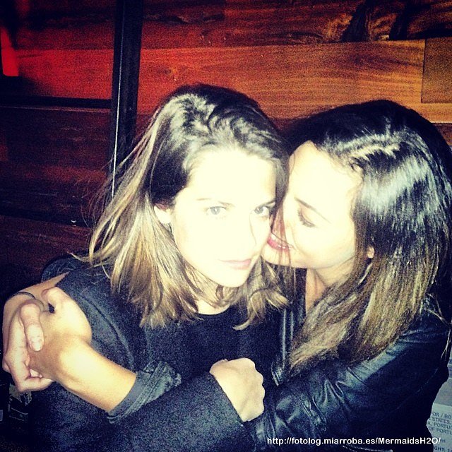 Phoebe Tonkin con una amiga