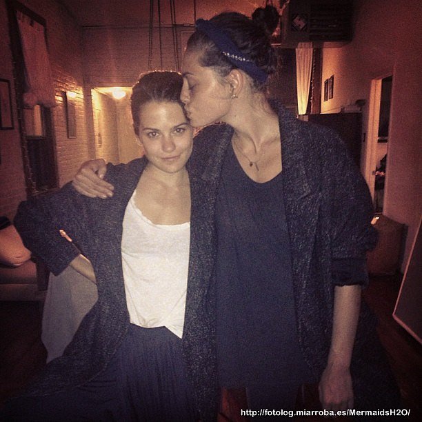 Phoebe Tonkin con una amiga