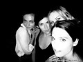 Phoebe Tonkin con amigas