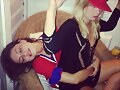 Phoebe Tonkin con una amiga