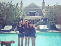 Phoebe Tonkin con sus amigas