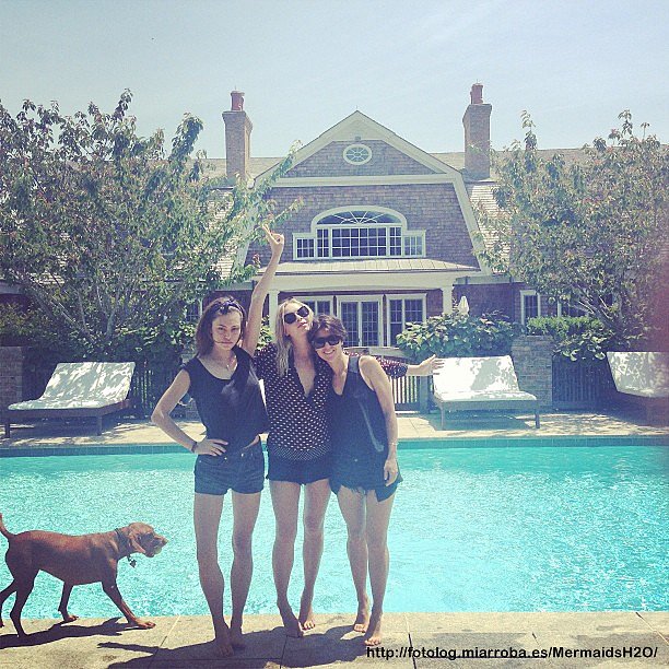 Phoebe Tonkin con sus amigas