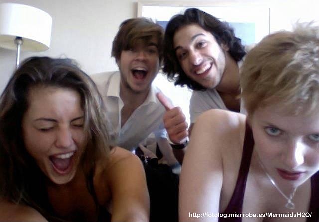 Phoebe Tonkin con sus amigos de una pelicula
