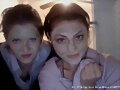 Phoebe Tonkin con una amiga de una pelicula