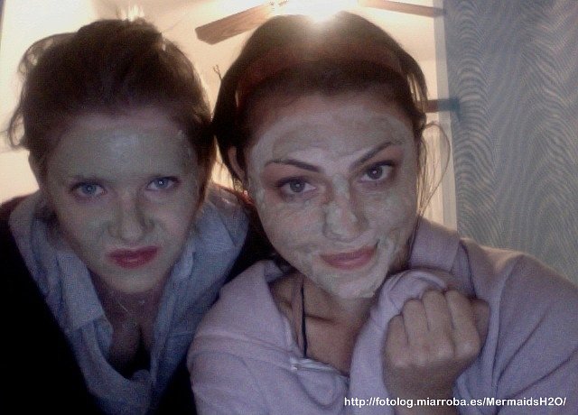 Phoebe Tonkin con una amiga de una pelicula