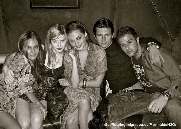 Phoebe Tonkin con amigos