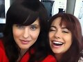 Amy Ruffle y Ivy Latimer jugando con el pelo
