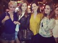 Phoebe Tonkin con amigas