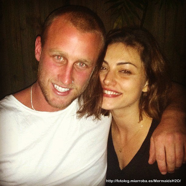 Phoebe Tonkin con un amigo
