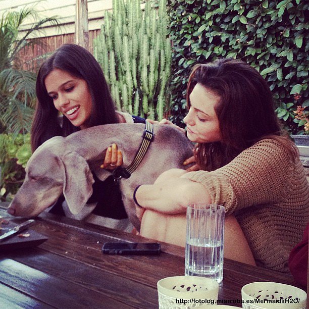 Phoebe Tonkin con una amiga