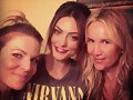 Phoebe Tonkin con amigas