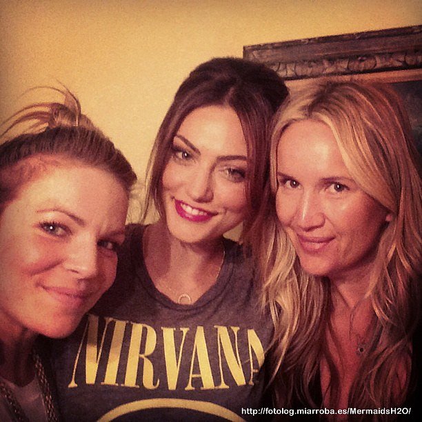 Phoebe Tonkin con amigas