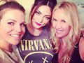 Phoebe Tonkin con amigas