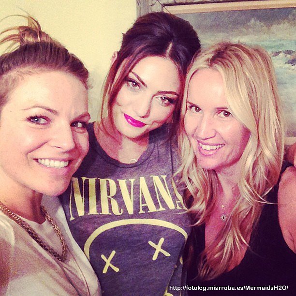 Phoebe Tonkin con amigas