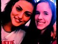 Phoebe Tonkin con una fan