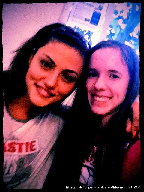 Phoebe Tonkin con una fan