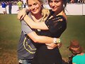Phoebe Tonkin con Margot Robbie en Coachella
