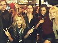 Phoebe Tonkin con Izak Rappaport y m&aacute;s amigos
