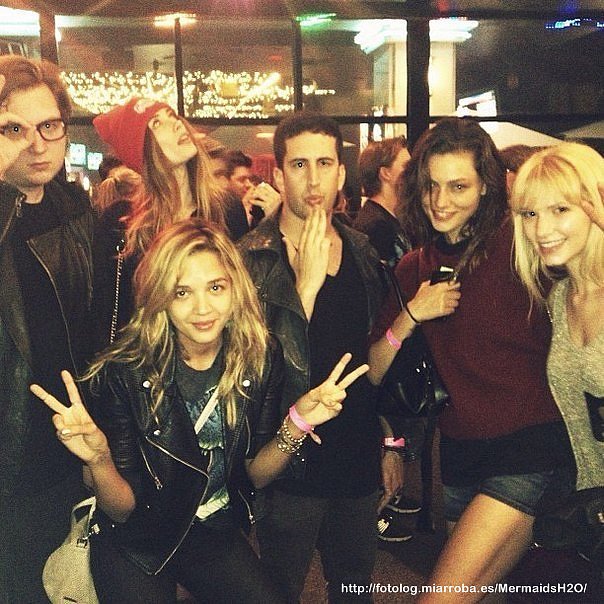 Phoebe Tonkin con Izak Rappaport y más amigos