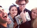 Phoebe Tonkin con Izak Rappaport y m&aacute;s amigos