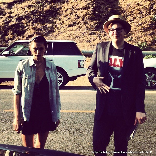 Phoebe Tonkin con amigos