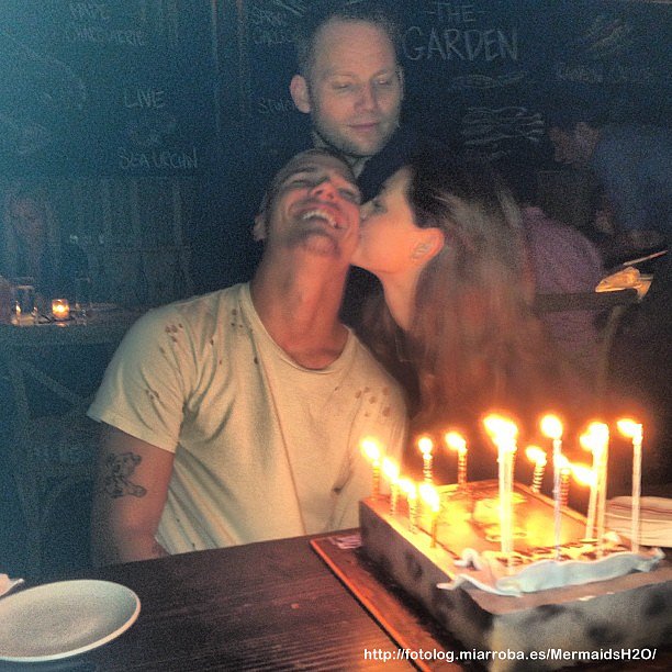 Phoebe Tonkin en el cumpleaños de Chris Zylka