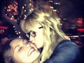 Phoebe Tonkin con su amiga Ashley Benson