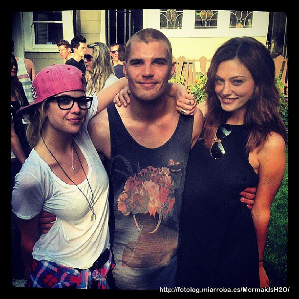 Phoebe Tonkin con Ashley Benson y Chris Zylka