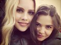 Claire Holt y Danielle Campbell en The Originals